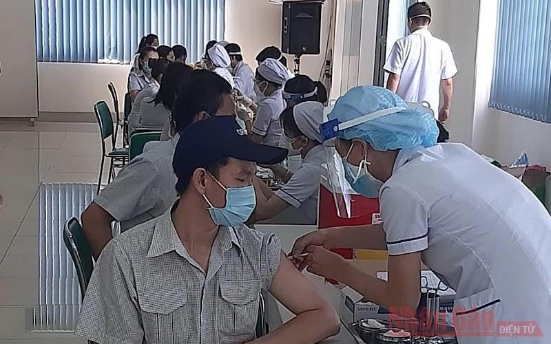 Tiêm vaccine cho Công nhân tại khu chế xuất Tân Thuận, quận 7, TP Hồ Chí Minh chiều 20-6