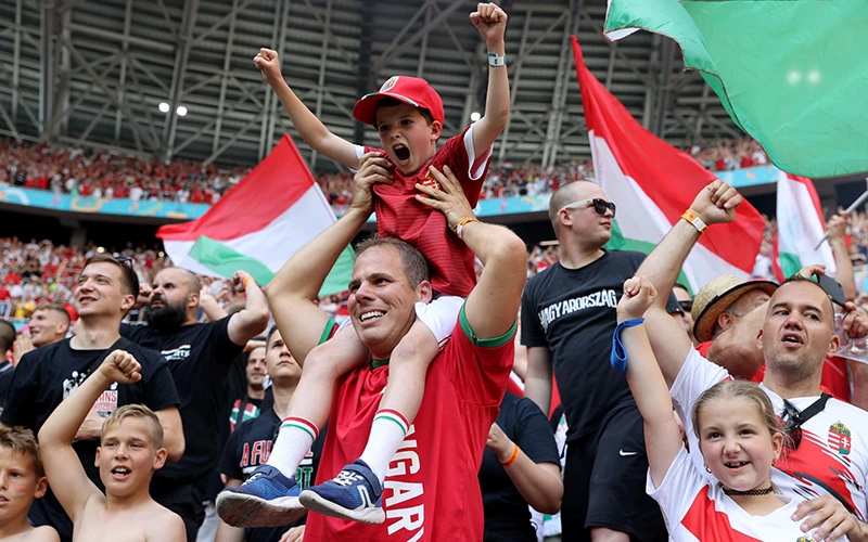 Niềm vui của cổ động viên Hungary khi đội nhà ghi bàn mở tỷ số trận đấu với đội tuyển Pháp đêm 19-6.