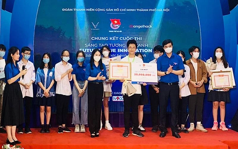 Đồng chí Bùi Quang Huy (ngoài cùng bên phải, hàng đầu trong ảnh) trao giải nhất cuộc thi tặng tác giả Nguyễn Vũ.