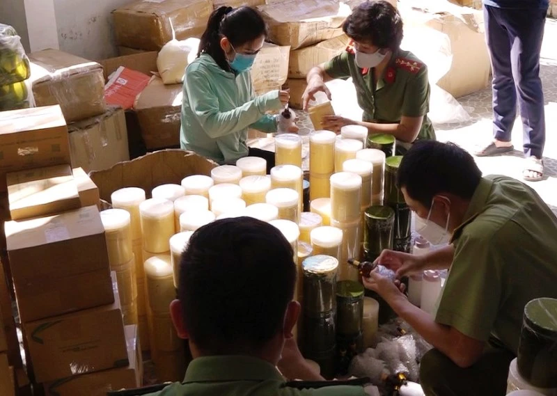 Lực lượng chức năng Quảng Bình phát hiện gần một tấn mỹ phẩm không rõ nguồn gốc.