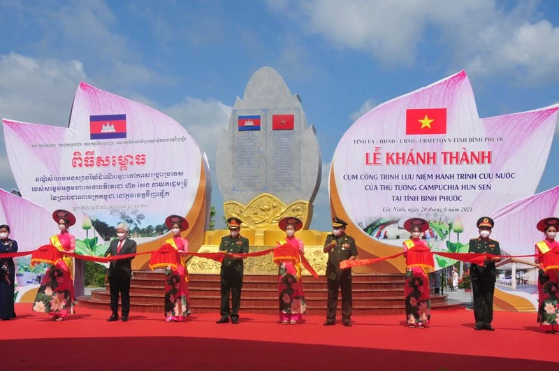 Lãnh đạo hai nước Việt Nam – Campuchia cắt băng khánh thành cụm công trình lưu niệm hành trình cứu nước của Thủ tướng Campuchia Hun Sen trên đất Bình Phước.