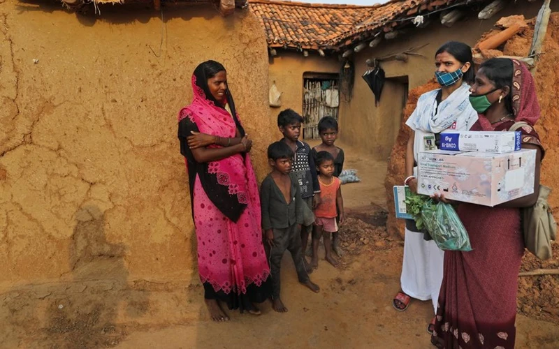 Nhân viên y tế vận động người dân tại làng Jamsoti, bang Uttar Pradesh, Ấn Độ, tiêm vaccine ngừa Covid-19. (Ảnh: AP)