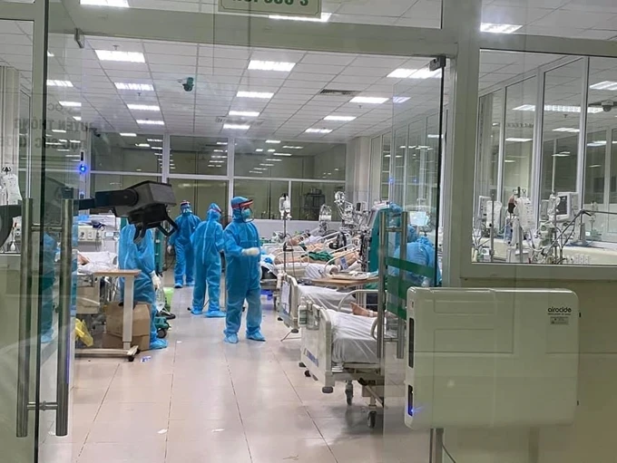 Các y bác sĩ Khoa Hồi sức tích cực, Bệnh viện Bệnh Nhiệt đới Trung ương vẫn đang giành giật sự sống cho những bệnh nhân Covid-19 nặng. (Ảnh: Thanh Đặng)