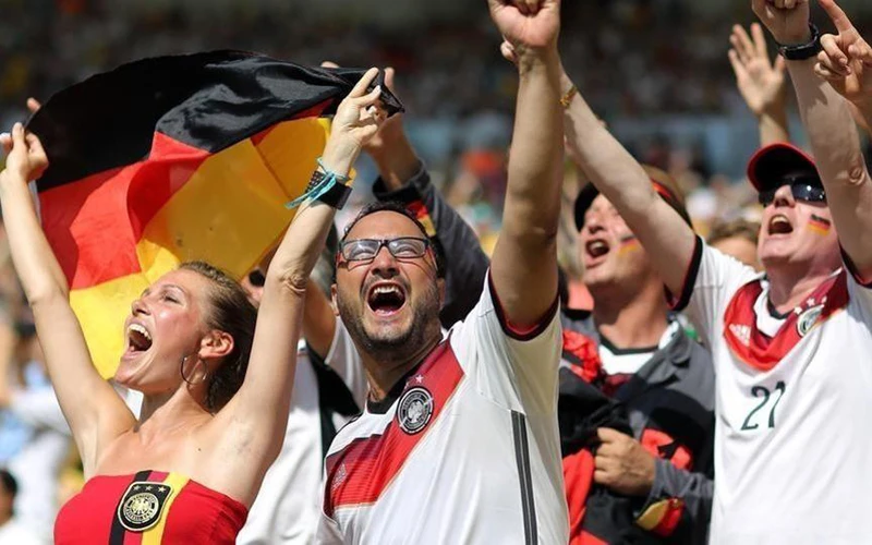 Cổ động viên đội tuyển Đức mừng chiến thắng của đội nhà trước Bồ Đào Nha rạng sáng 20-6.