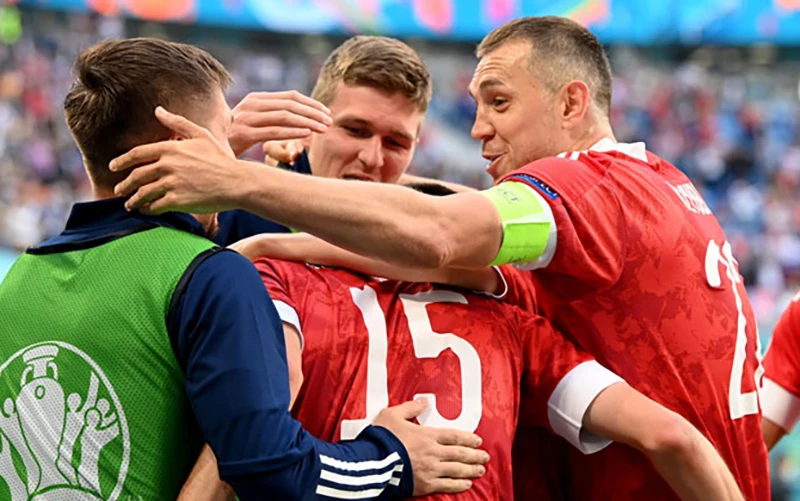Niềm vui chiến thắng có đến với các cầu thủ Nga trong trận đấu với Đan Mạch.