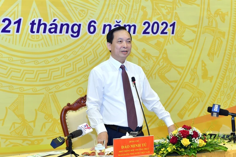 Phó Thống đốc thường trực Ngân hàng Nhà nước Đào Minh Tú phát biểu tại cuộc họp báo.