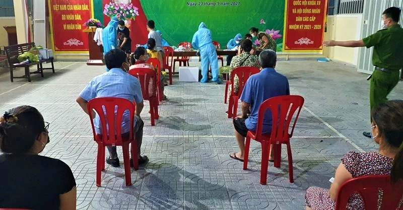Thành phố Vinh tiến hành lấy mẫu test nhanh toàn thành phố.