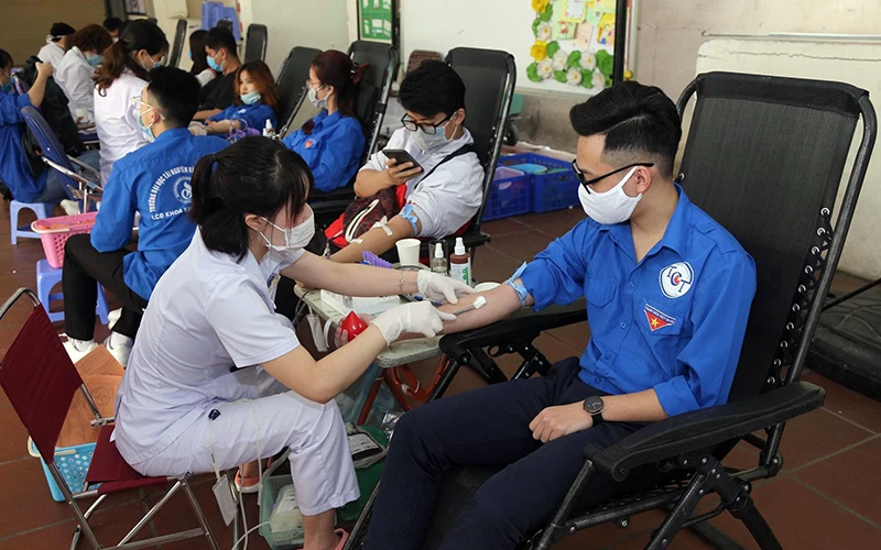 Ðoàn viên, thanh niên quận Hoàn Kiếm (TP Hà Nội) tham gia hiến máu tình nguyện bổ sung lượng máu dự trữ trong bối cảnh dịch Covid-19 diễn biến phức tạp. (Ảnh minh họa).