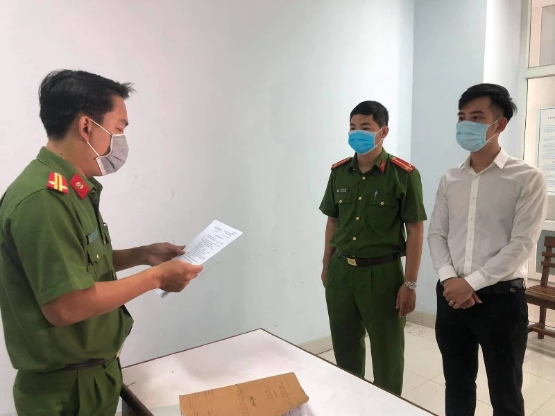 Cơ quan Cảnh sát điều tra tống đạt quyết định khởi tố bị can đối với Nguyễn Quang Trọng.