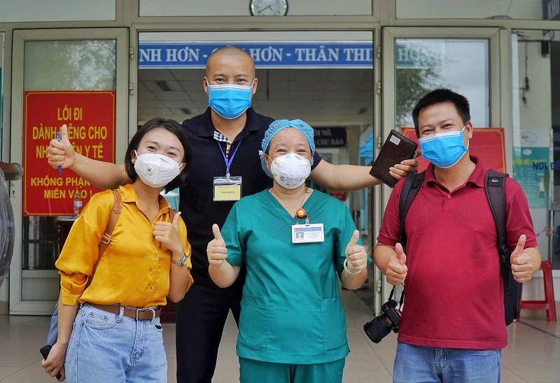 Nguyễn Thu Hằng (áo vàng) và các đồng nghiệp tại cơ sở điều trị bệnh nhân Covid-19 ở Đà Nẵng.