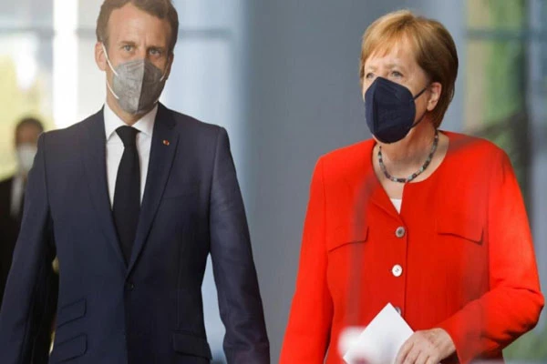 Tổng thống Pháp Emmanuel Macron và Thủ tướng Đức Angela Merkel chuẩn bị bước vào cuộc họp báo chung sau khi hội đàm tại Berlin, Đức hôm 18-6. Ảnh: Reuters