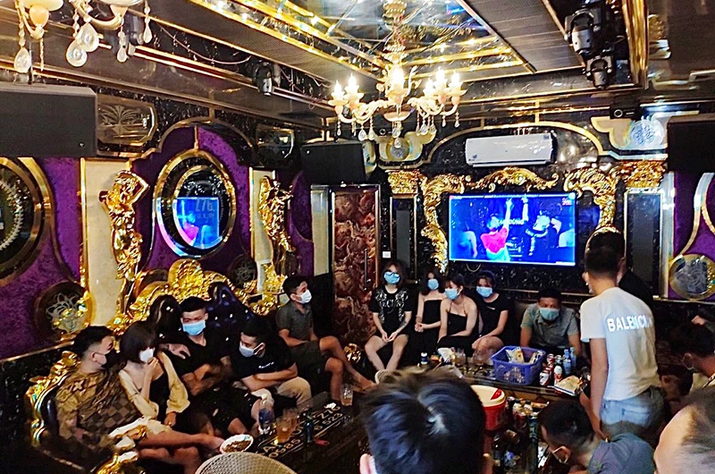 Các đối tượng tụ tập hát karaoke bị lực lượng chức năng huyện Bảo Thắng phát hiện và xử lý theo quy định.