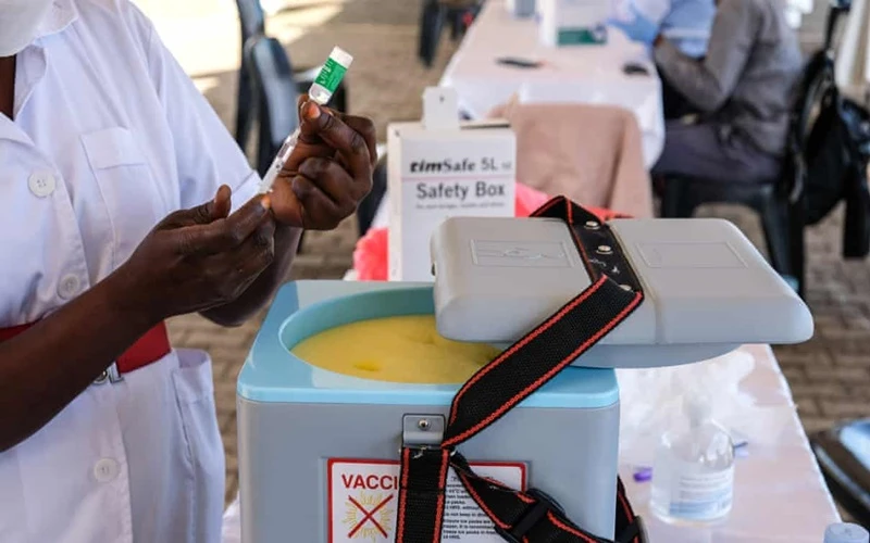 Nhân viên y tế chuẩn bị mũi tiêm vaccine ngừa Covid-19 tại Uganda. (Ảnh: Tân Hoa xã)