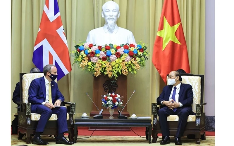 Chủ tịch nước Nguyễn Xuân Phúc tiếp Bộ trưởng thứ nhất, Bộ trưởng Bộ Ngoại giao và Phát triển Anh Dominic Raab. (Ảnh: TTXVN)