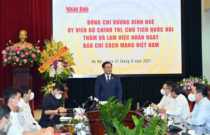 Chủ tịch Quốc hội Vương Đình Huệ thăm, chúc mừng Báo Nhân Dân nhân kỷ niệm 96 năm Ngày Báo chí Cách mạng Việt Nam. (Ảnh: Duy Linh)