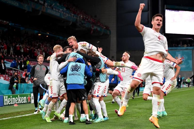 Đan Mạch trở thành đội đầu tiên trong lịch sử Euro vào vòng knock-out sau khi thua hai trận đầu tiên. (Ảnh: WrapSports)