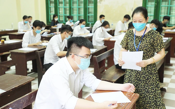 Thí sinh làm thủ tục dự kỳ thi Trung học phổ thông quốc gia năm 2020 tại Trường THPT Chu Văn An (Hà Nội). Ảnh: MINH HÀ