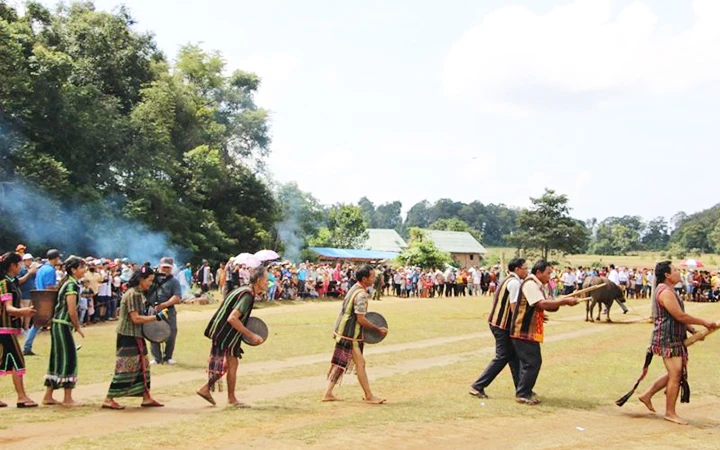 Đồng bào dân tộc XTiêng biểu diễn cồng chiêng trong lễ hội.