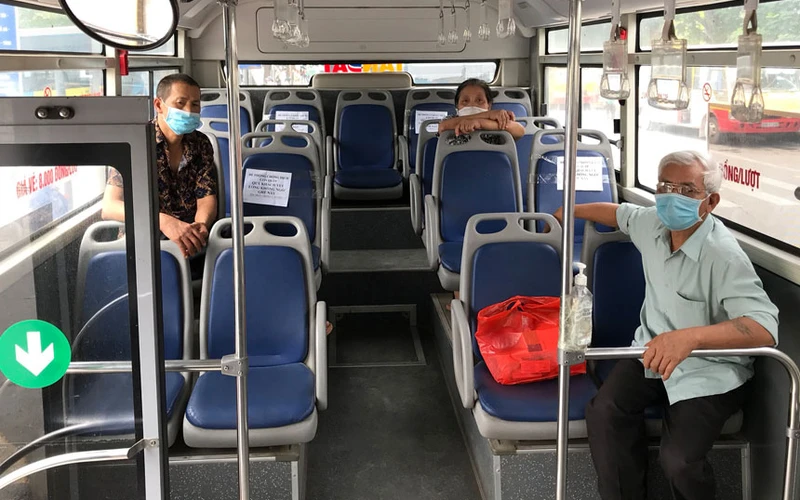 Do dịch bệnh Covid-19, sản lượng hành khách đi xe buýt tại Hà Nội sụt giảm nghiêm trọng.