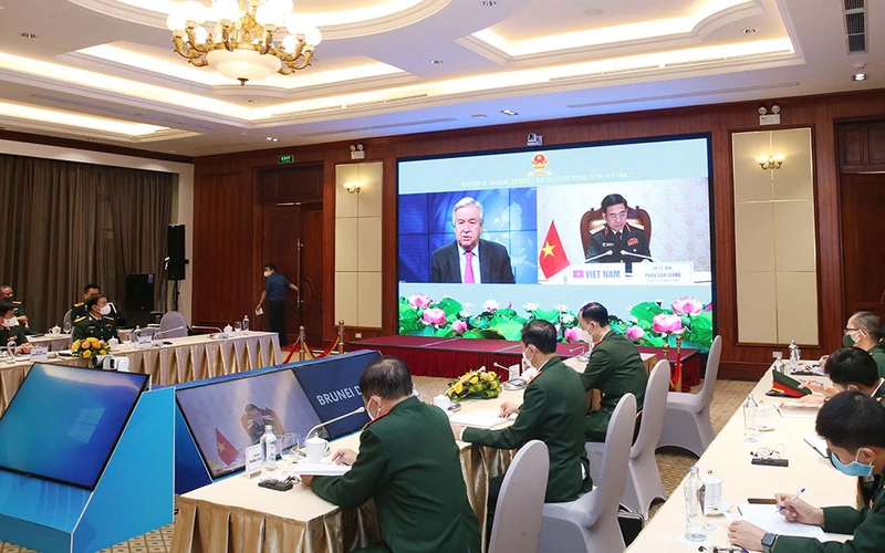 Đoàn đại biểu cán bộ cấp cao Bộ Quốc phòng Việt Nam tham dự Hội nghị trực tuyến An ninh quốc tế Moscow lần thứ 9 tại Phiên toàn thể 2 của hội nghị, tại điểm cầu Hà Nội.