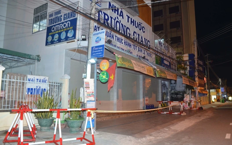 Nhà thuốc Trương Giang, trên đường Nguyễn Hội, TP Phan Thiết bị phong tỏa ngay trong đêm 23-6 sau khi xác định ca nghi nhiễm Covid-19 đã tới mua thuốc vào trưa cùng ngày.