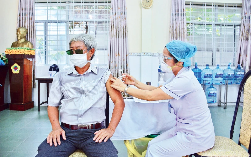Người dân quận Phú Nhuận tiêm vắc-xin tại điểm Trường tiểu học Đông Ba, phường 7.