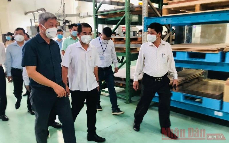 Thứ trưởng Nguyễn Trường Sơn kiểm tra việc phòng, chống dịch tại một nhà máy ở khu công nghiệp Amata.
