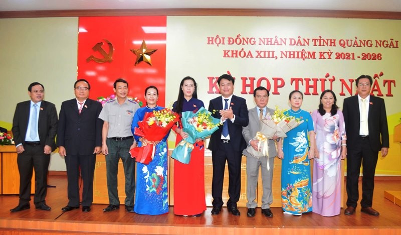 Tập thể lãnh đạo Hội đồng nhân dân tỉnh Quảng Ngãi khóa 13, nhiệm kỳ 2021-2026, ra mắt tại kỳ họp.