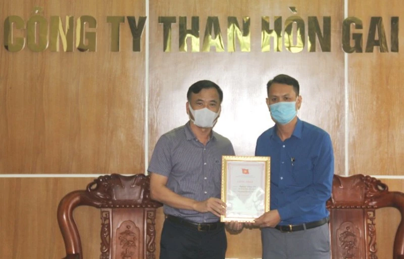 Đảng ủy Công ty Than Hòn Gai khen thưởng tấm gương “Người thợ mỏ - Người chiến sĩ” cho đảng viên Nguyễn Đăng Vỹ.