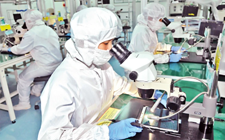 Sản xuất linh kiện bán dẫn tại một doanh nghiệp trong Khu chế xuất Tân Thuận.