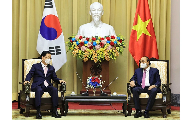 Chủ tịch nước Nguyễn Xuân Phúc và Bộ trưởng Ngoại giao Hàn Quốc Chung Eui Yong tại buổi tiếp. Ảnh: THỐNG NHẤT (TTXVN) 