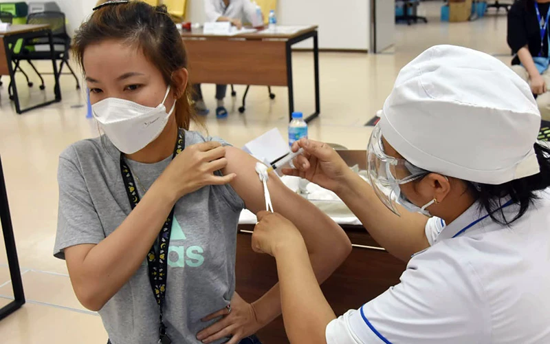 Triển khai tiêm vắc-xin phòng Covid-19 cho công nhân tại Khu công nghệ cao TP Hồ Chí Minh. Ảnh: KHÔI NGUYỄN