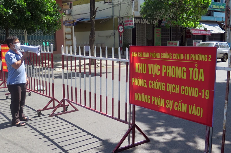 Cơ quan chức năng thực hiện phong tỏa một đoạn đường ngang qua nhà 26 Trần Phú, thành phố Tuy Hòa liên quan đến ca bệnh.
