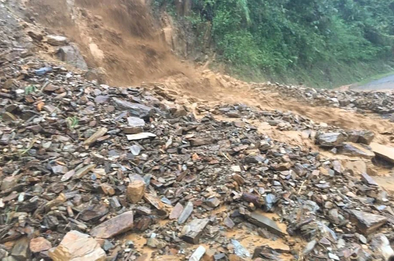 Mưa lớn gây sạt lở tại Km32+770 tỉnh lộ 134 thuộc địa bàn huyện Tân Uyên gây ách tắc giao thông tạm thời.