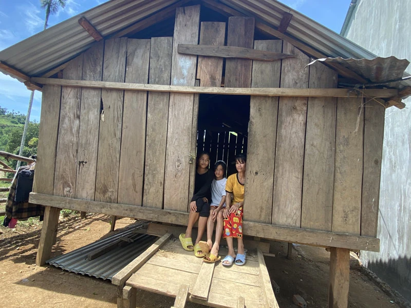 Gia đình chị Đinh Thị Thương thôn Mang He, xã Sơn Bua dựng tạm nhà trên nền đất mượn của cha mẹ, trong khi chờ nơi tái định cư mới.