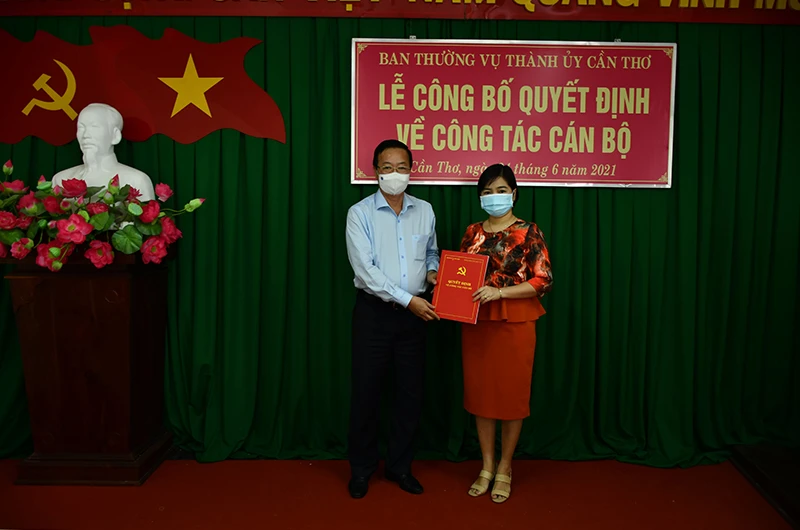 Ban Tổ chức Thành ủy Cần Thơ trao quyết định cho đồng chí Trần Hồng Thắm.