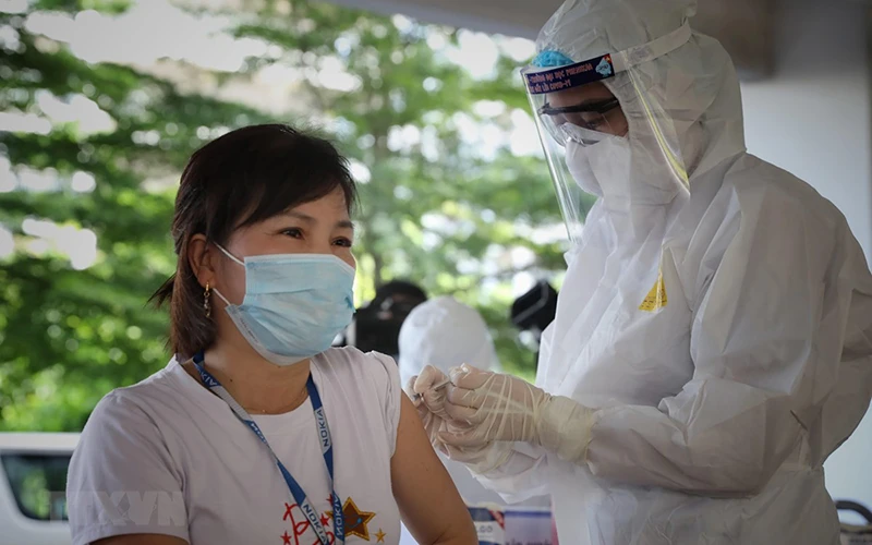Tiêm vaccine phòng Covid-19 cho công nhân trong các khu công nghiệp ở Bắc Ninh, Bắc Giang. Ảnh: TTXVN