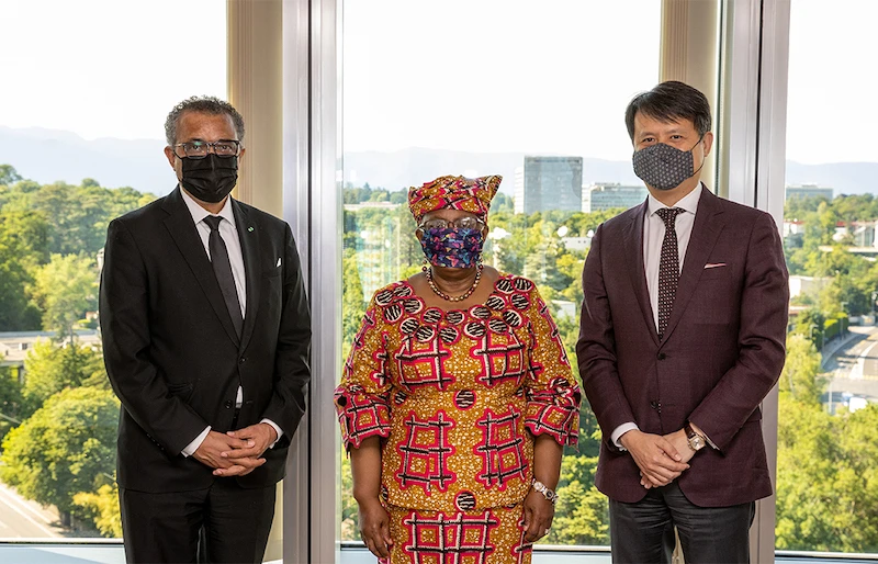 Từ trái qua phải: Tổng giám đốc WHO Tedros Adhanom Ghebreyesus, Tổng giám đốc WTO Ngozi Okonjo-Iweala và Tổng giám đốc WIPO Daren Tang. (Ảnh: WHO)