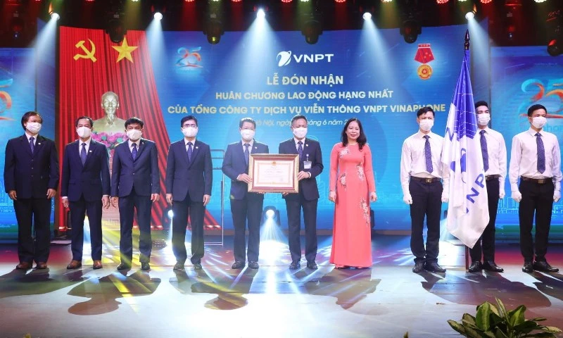 Phó Chủ tịch nước Võ Thị Ánh Xuân trao Huân chương Lao động hạng nhất tặng Tổng công ty Dịch vụ Viễn thông VNPT VinaPhone.