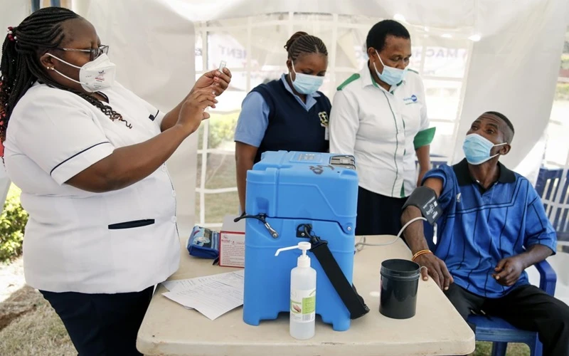 Người dân Kenya tiêm vaccine ngừa Covid-19 được phân bổ thông qua COVAX. (Ảnh: AP)