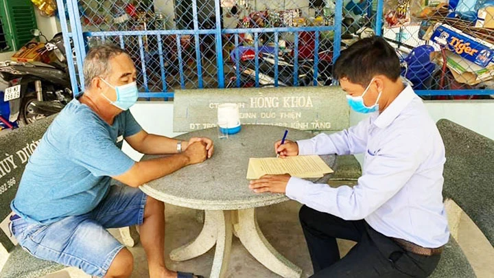 Ông Lê Thanh Tuấn (trái), chủ nhà trọ tại huyện Bình Chánh chia sẻ khó khăn bằng cách giảm giá tiền phòng với người thuê trọ.