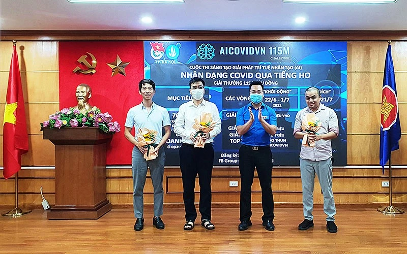 Đại diện Thành đoàn, Hội Sinh viên thành phố Hà Nội và dự án AICovidVN phát động cuộc thi. 