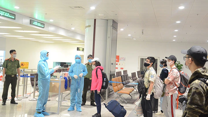 Cục Quản lý xuất nhập cảnh phân luồng giải quyết thủ tục tại Cảng hàng không quốc tế Nội Bài.