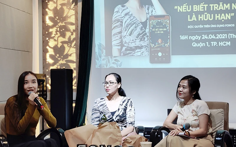 Nhà văn Ðông Vy (giữa) và chị Xuân Nguyễn - đồng sáng lập Fonos trong chương trình ra mắt sách nói “Nếu biết trăm năm là hữu hạn”.