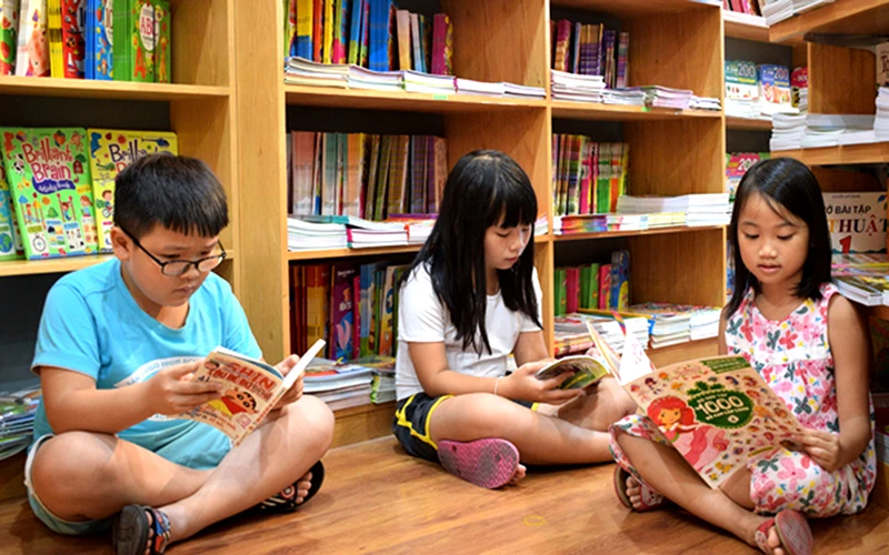 Các em thiếu nhi say sưa đọc sách tại Nhà sách Fahasa TP Ðà Nẵng. Ảnh: Quỳnh Trang