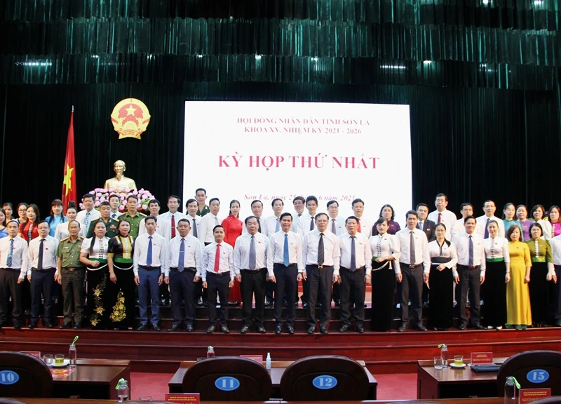 Các đại biểu Hội đồng nhân dân tỉnh Sơn La tại kỳ họp thứ nhất.