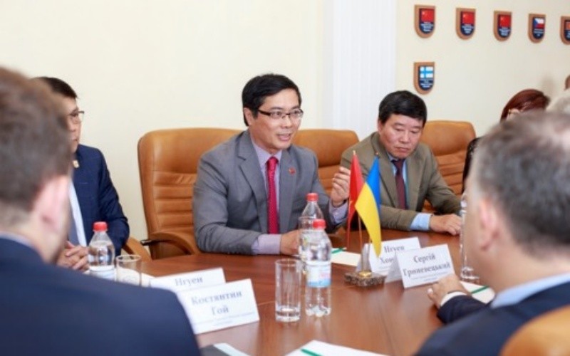 Đại sứ Việt Nam tại Ukraine Nguyễn Hồng Thạch làm việc với lãnh đạo tỉnh Odessa.