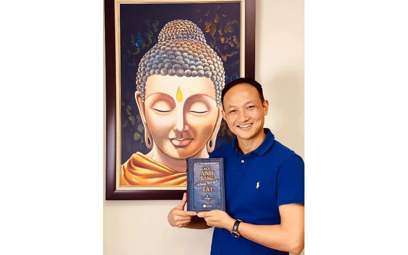 Bác sĩ Trần Quốc Khánh và ấn bản đặc biệt cuốn sách “Nơi ánh sáng không bao giờ tắt”.