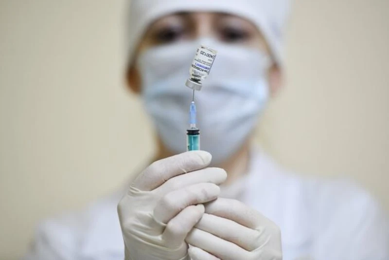Chuẩn bị vaccine tiêm. (Nguồn: Moskva 24)