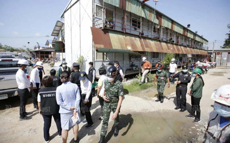 Các quan chức Thái Lan đang kiểm tra một khu nhà ở của công nhân ở thủ đô Bangkok. (Ảnh: Bưu điện Bangkok)